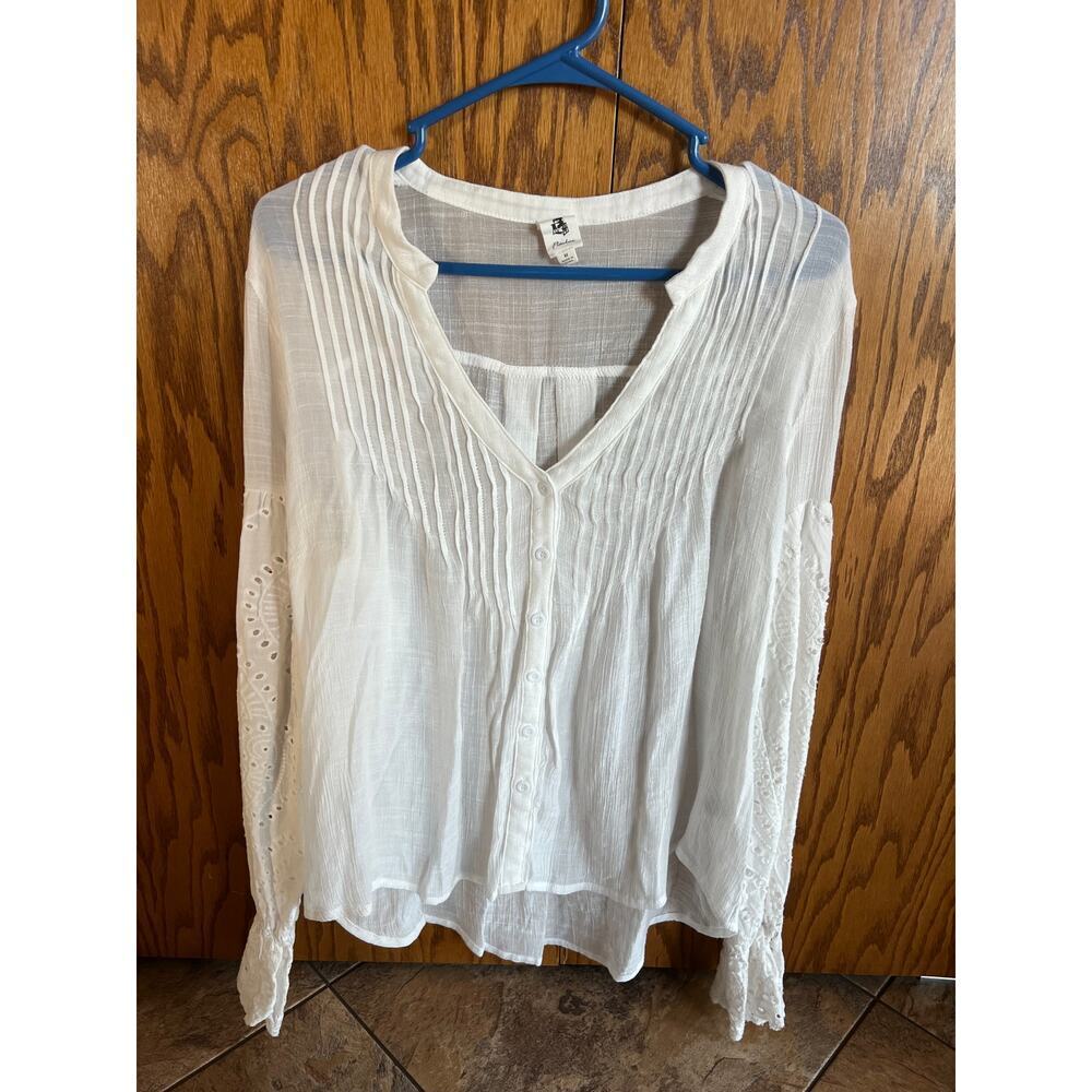 Flawless white pin tuck V neck with eyelet sleeves, woman's size M